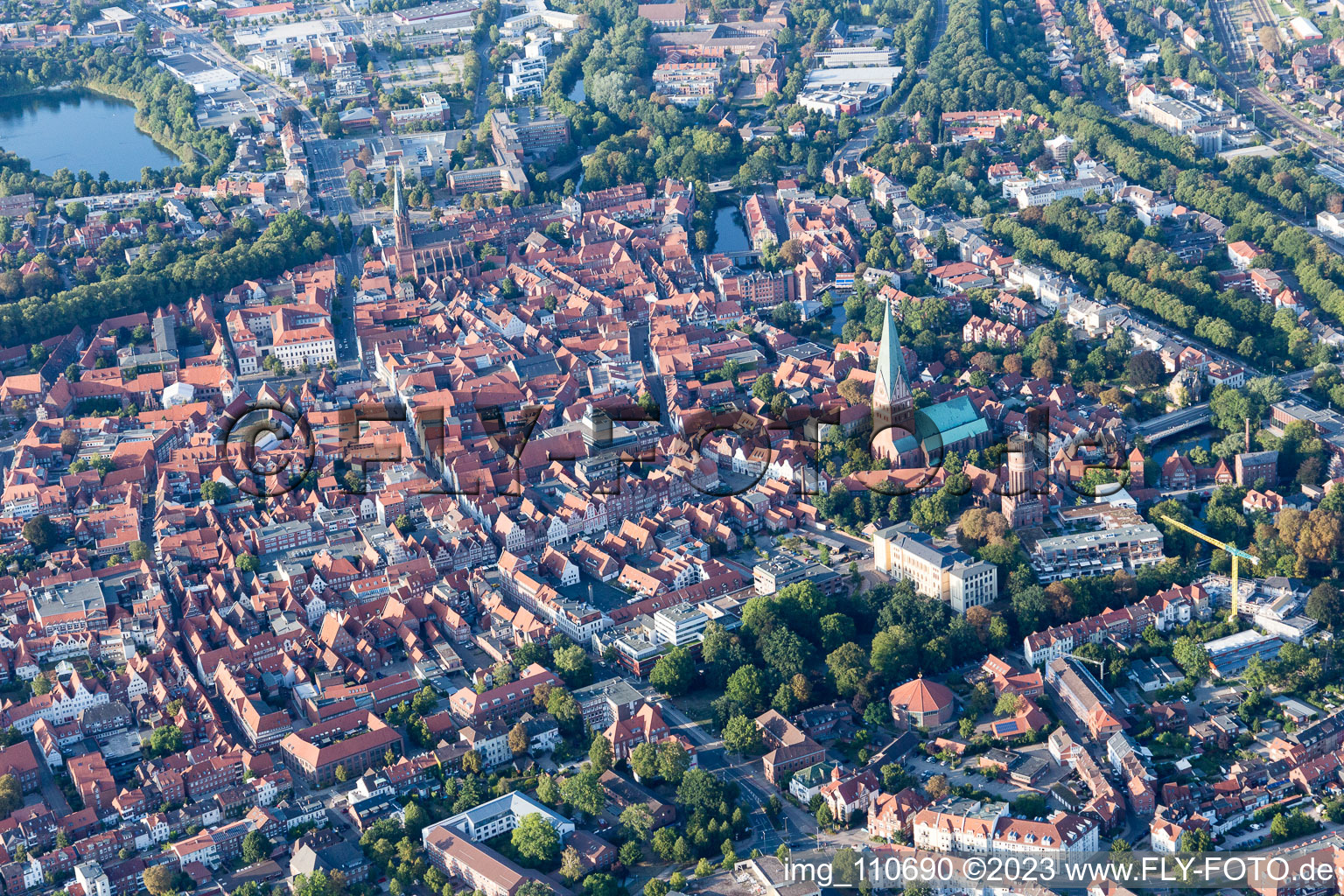 Altstadtbereich und Innenstadtzentrum in Lüneburg im Bundesland Niedersachsen, Deutschland aus der Luft