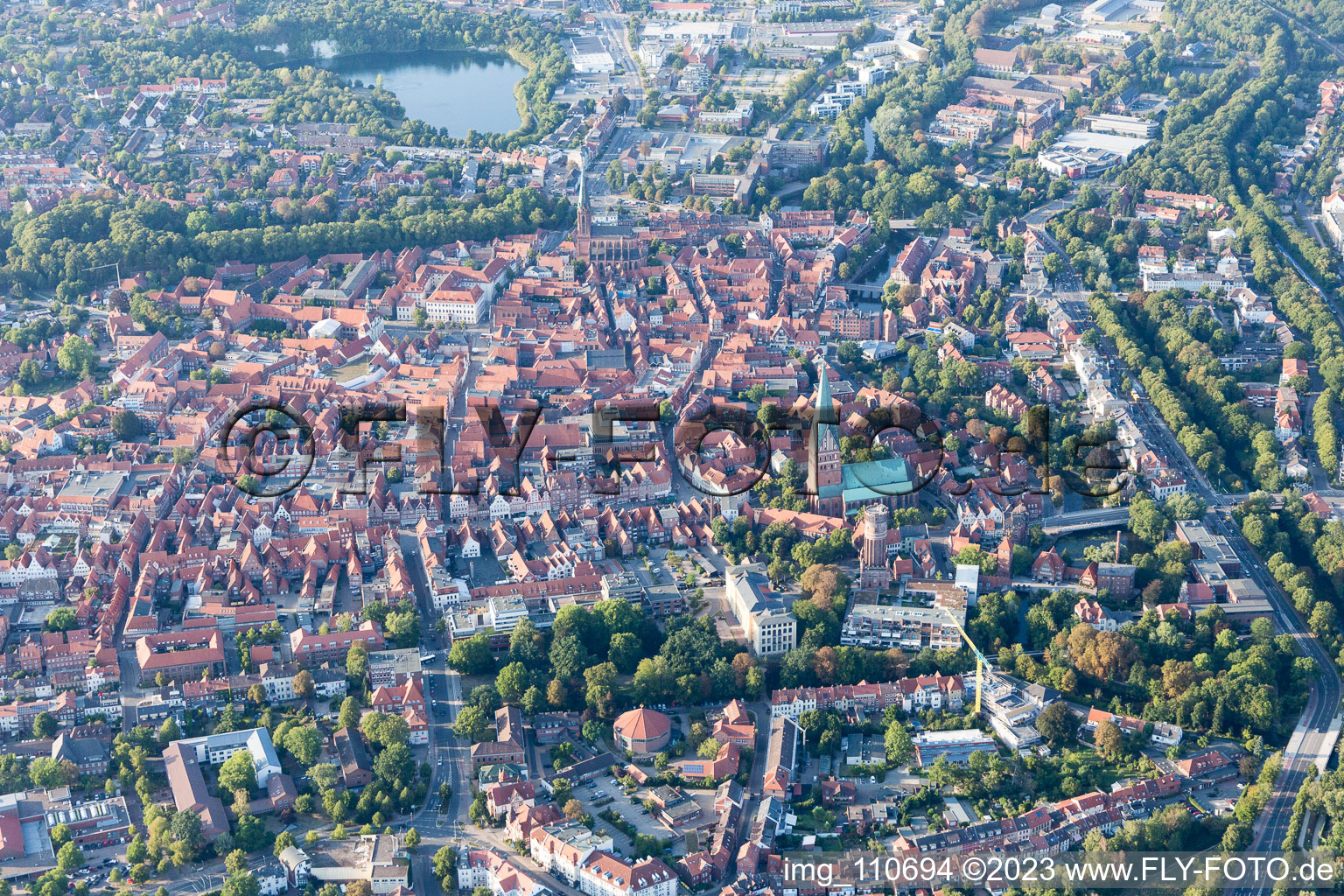 Altstadtbereich und Innenstadtzentrum in Lüneburg im Bundesland Niedersachsen, Deutschland von oben gesehen