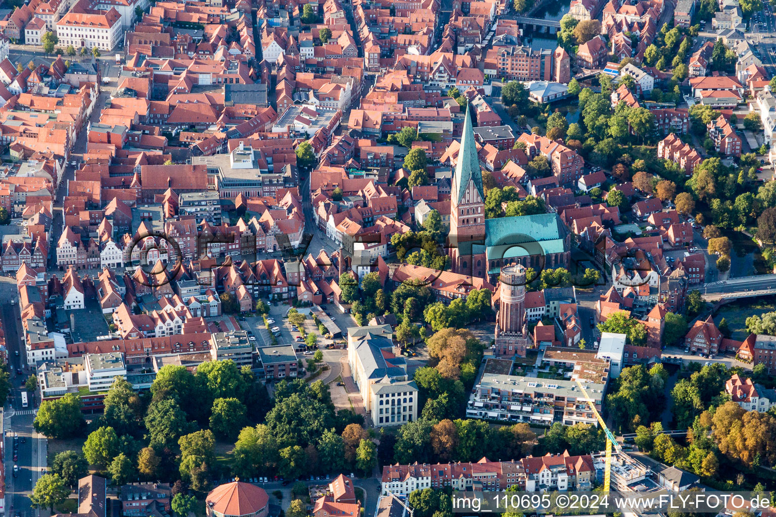 Luftbild von Kirchengebäude der St. Johanniskirche in Lüneburg im Bundesland Niedersachsen, Deutschland