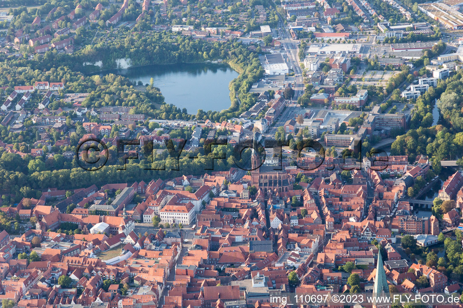 Altstadtbereich und Innenstadtzentrum in Lüneburg im Bundesland Niedersachsen, Deutschland vom Flugzeug aus