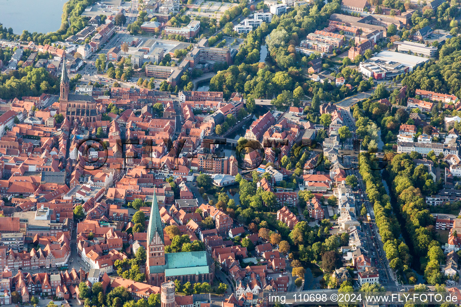 Luftaufnahme von Kirchengebäude der St. Johanniskirche in Lüneburg im Bundesland Niedersachsen, Deutschland