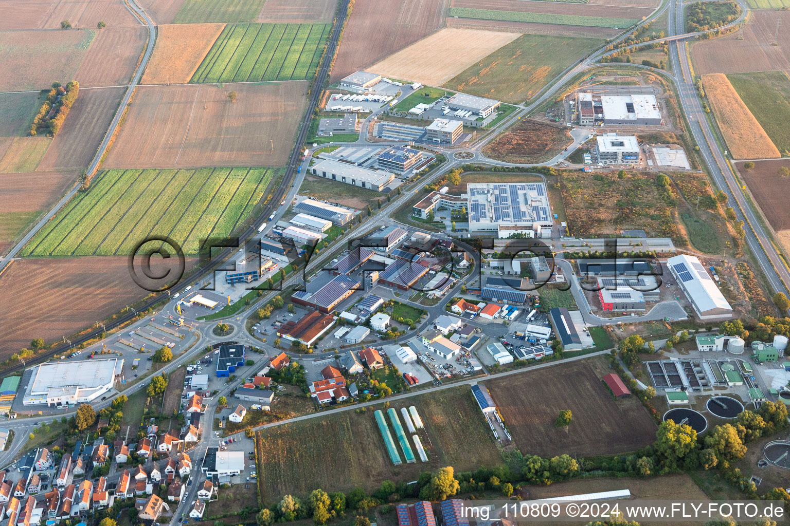 Schrägluftbild von Rülzheim im Bundesland Rheinland-Pfalz, Deutschland