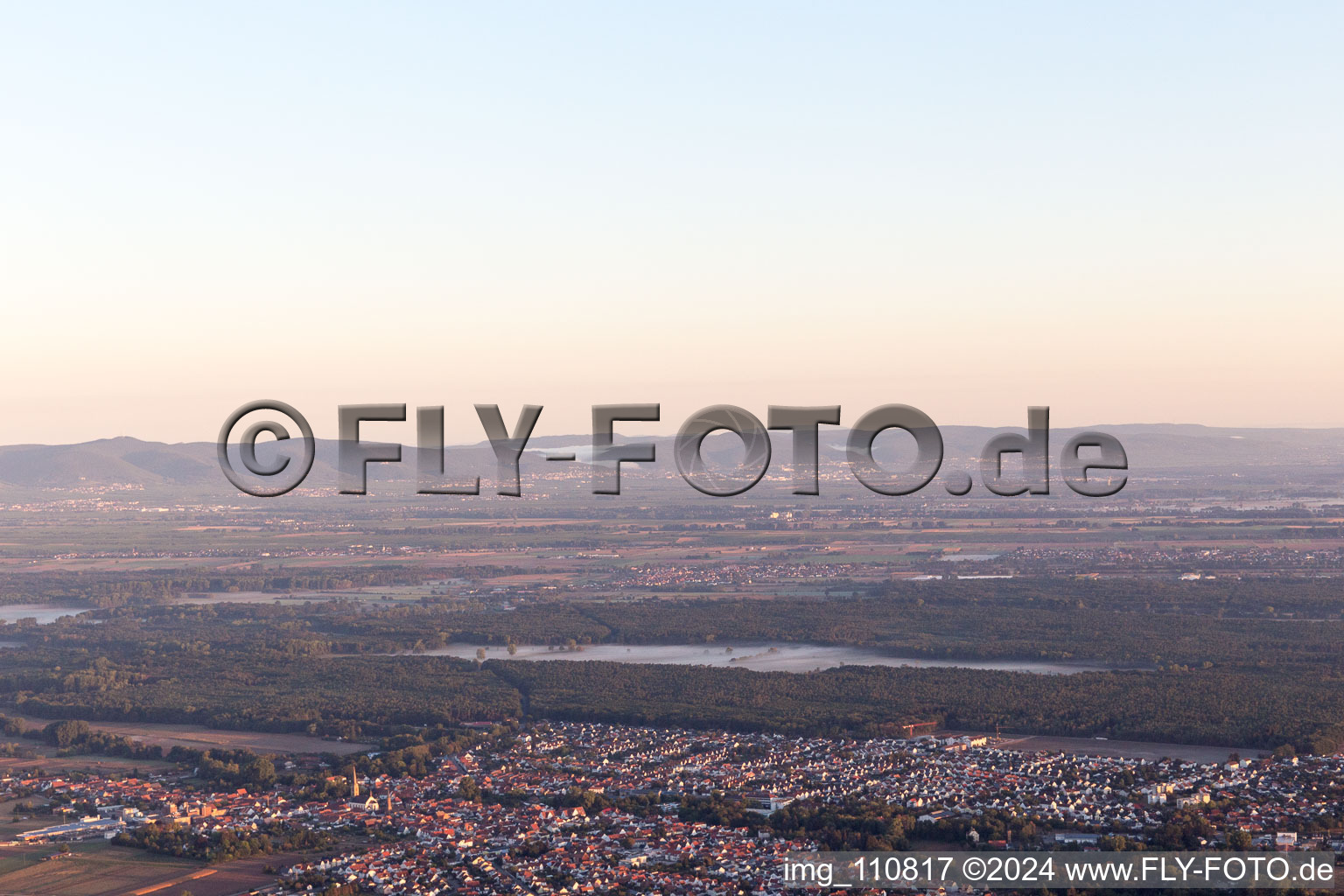 Bellheim im Bundesland Rheinland-Pfalz, Deutschland aus der Drohnenperspektive