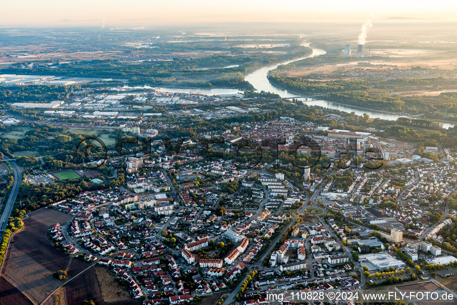 Stadtansicht am Ufer des Flußverlaufes des Rhein in Germersheim im Bundesland Rheinland-Pfalz, Deutschland