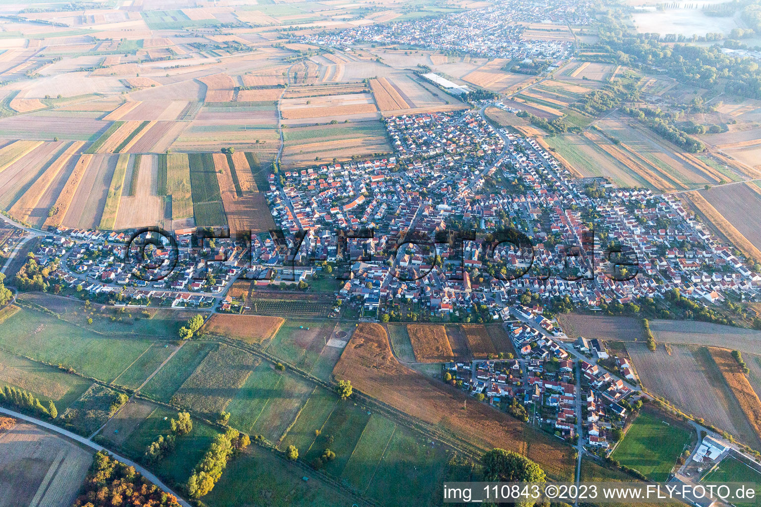 Ortsteil Mechtersheim in Römerberg im Bundesland Rheinland-Pfalz, Deutschland aus der Luft betrachtet
