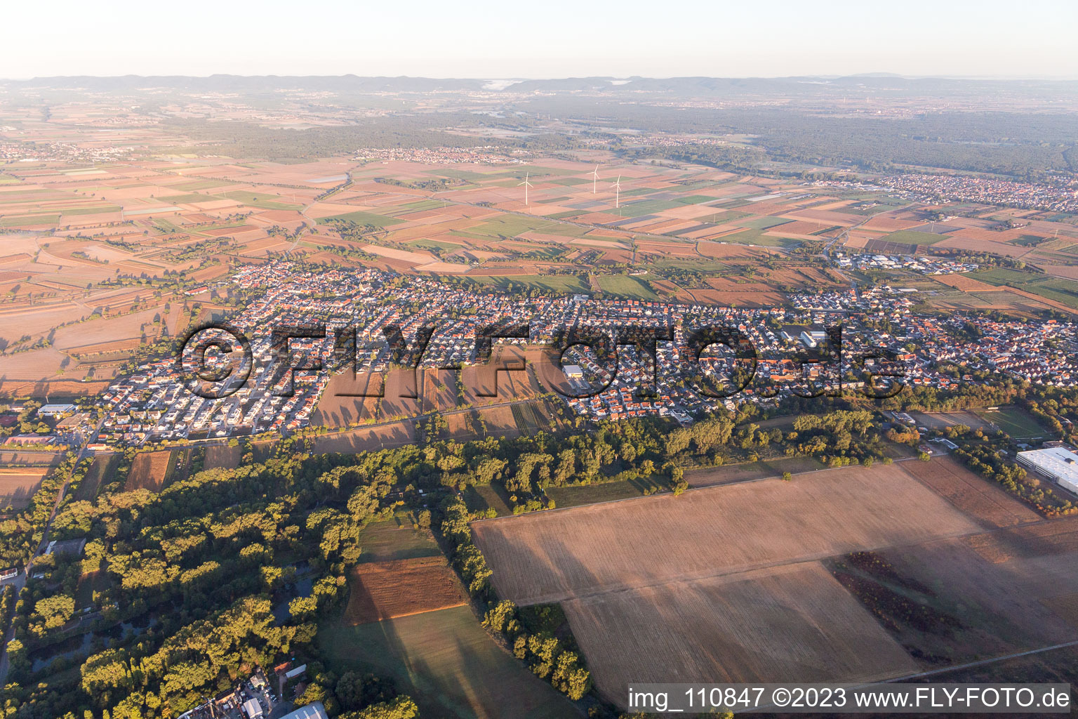 Drohnenbild von Ortsteil Berghausen in Römerberg im Bundesland Rheinland-Pfalz, Deutschland