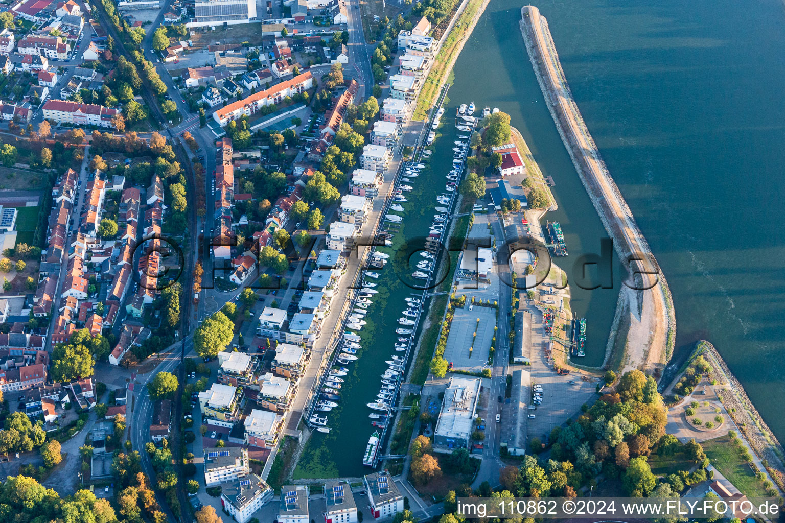 Wohnbebauung an der Hafenstraße gegenüber des Yachthafen mit Sportboot- Anlegestellen und Bootsliegeplätzen am Uferbereich des alten Hafen am Rhein in Speyer im Bundesland Rheinland-Pfalz, Deutschland