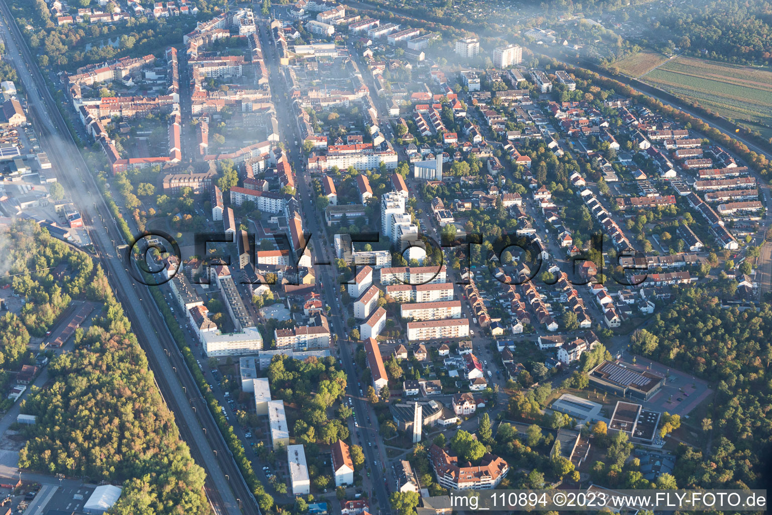 Schrägluftbild von Ortsteil Rheinau in Mannheim im Bundesland Baden-Württemberg, Deutschland