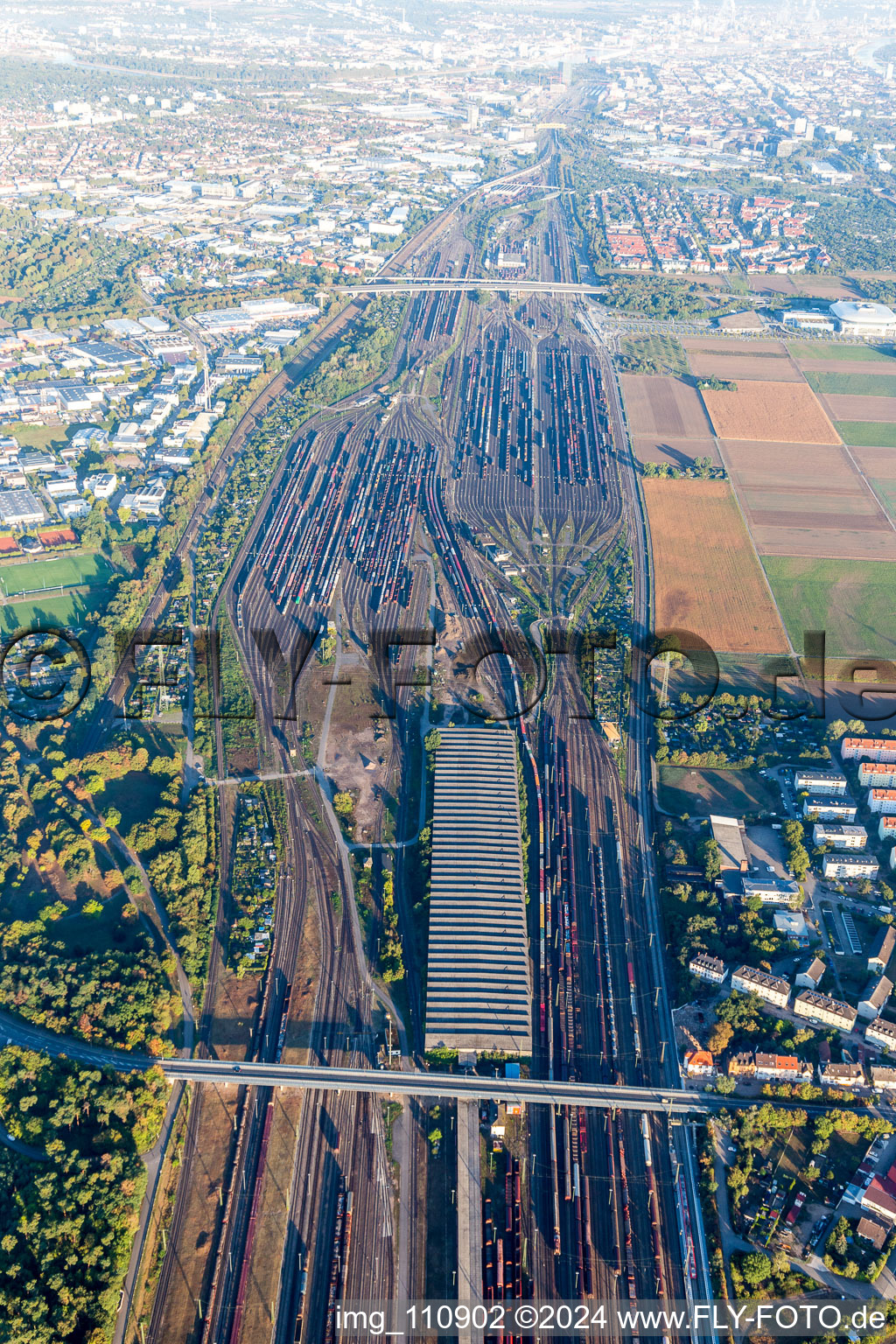 Luftbild von Güterbahnhof im Ortsteil Rheinau in Mannheim im Bundesland Baden-Württemberg, Deutschland