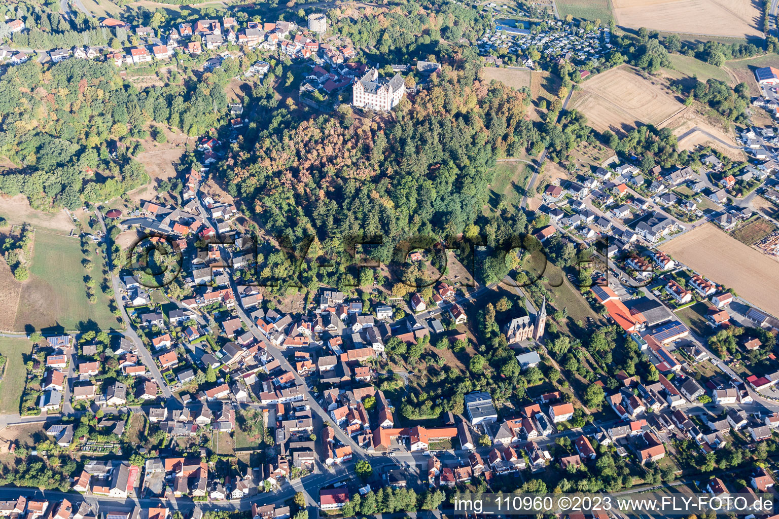 Fischbachtal, Schloß Lichtenberg im Bundesland Hessen, Deutschland aus der Drohnenperspektive