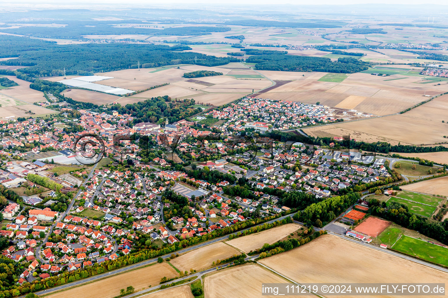 Ortsansicht am Rande von landwirtschaftlichen Feldern und Nutzflächen in Wiesentheid im Bundesland Bayern, Deutschland