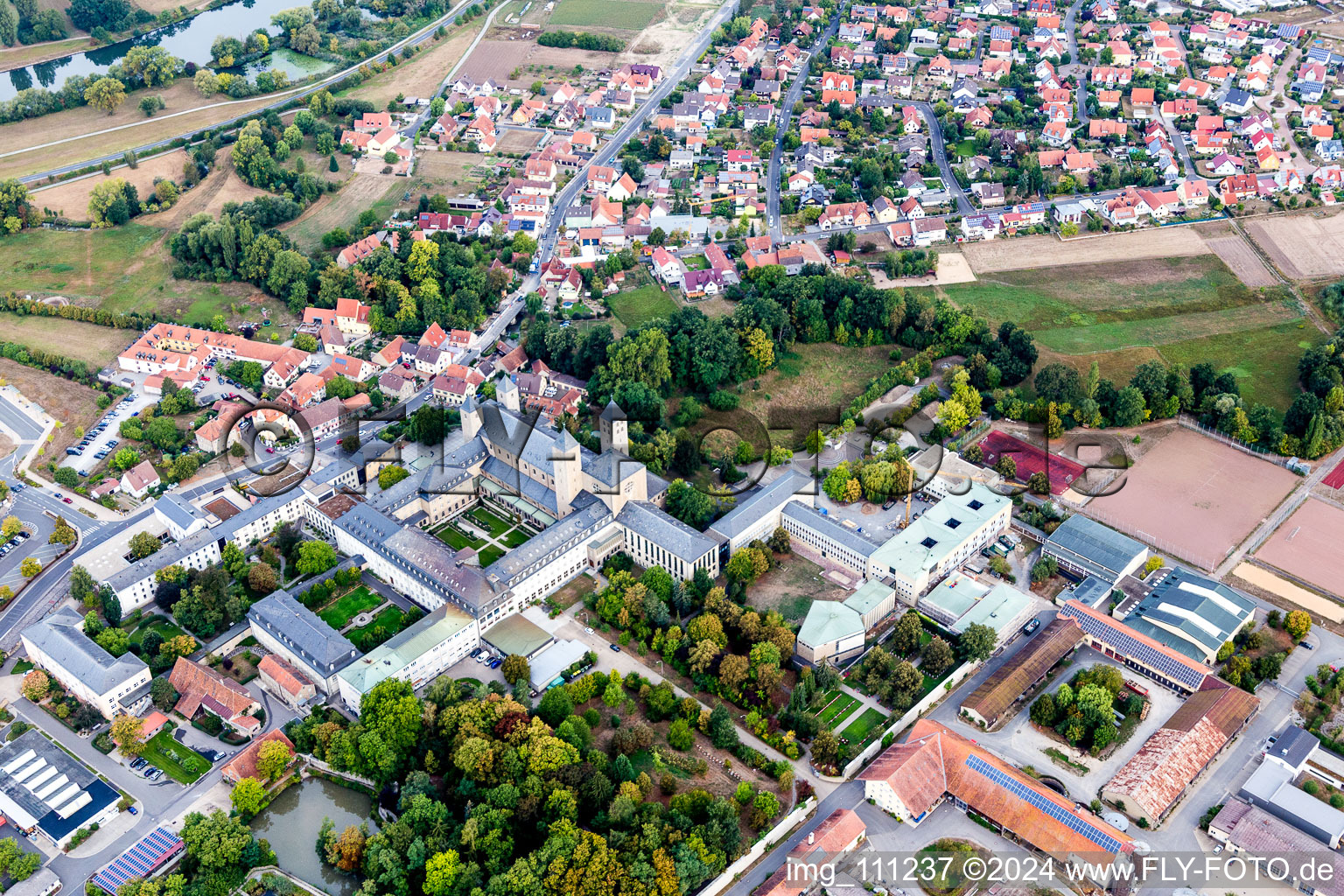 Luftbild von Gebäudekomplex des Klosters Abtei Münsterschwarzach in Münsterschwarzach im Bundesland Bayern, Deutschland