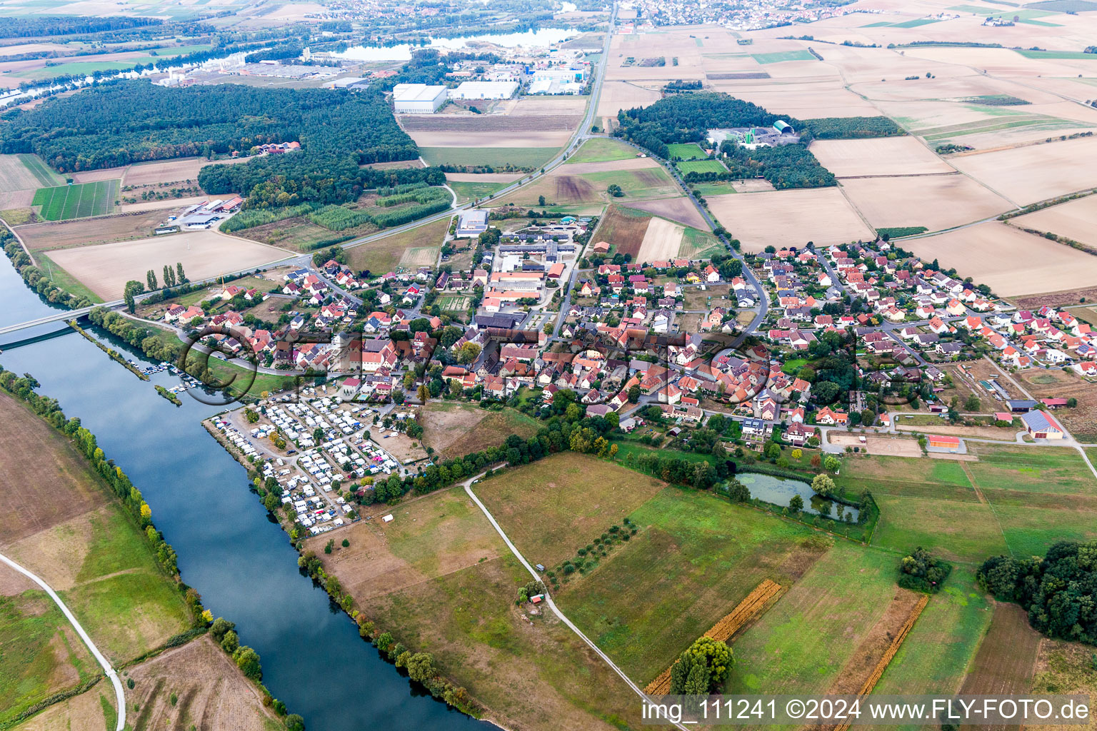 Ortskern am Uferbereich des Flußverlaufes in Schwarzach am Main im Bundesland Bayern, Deutschland