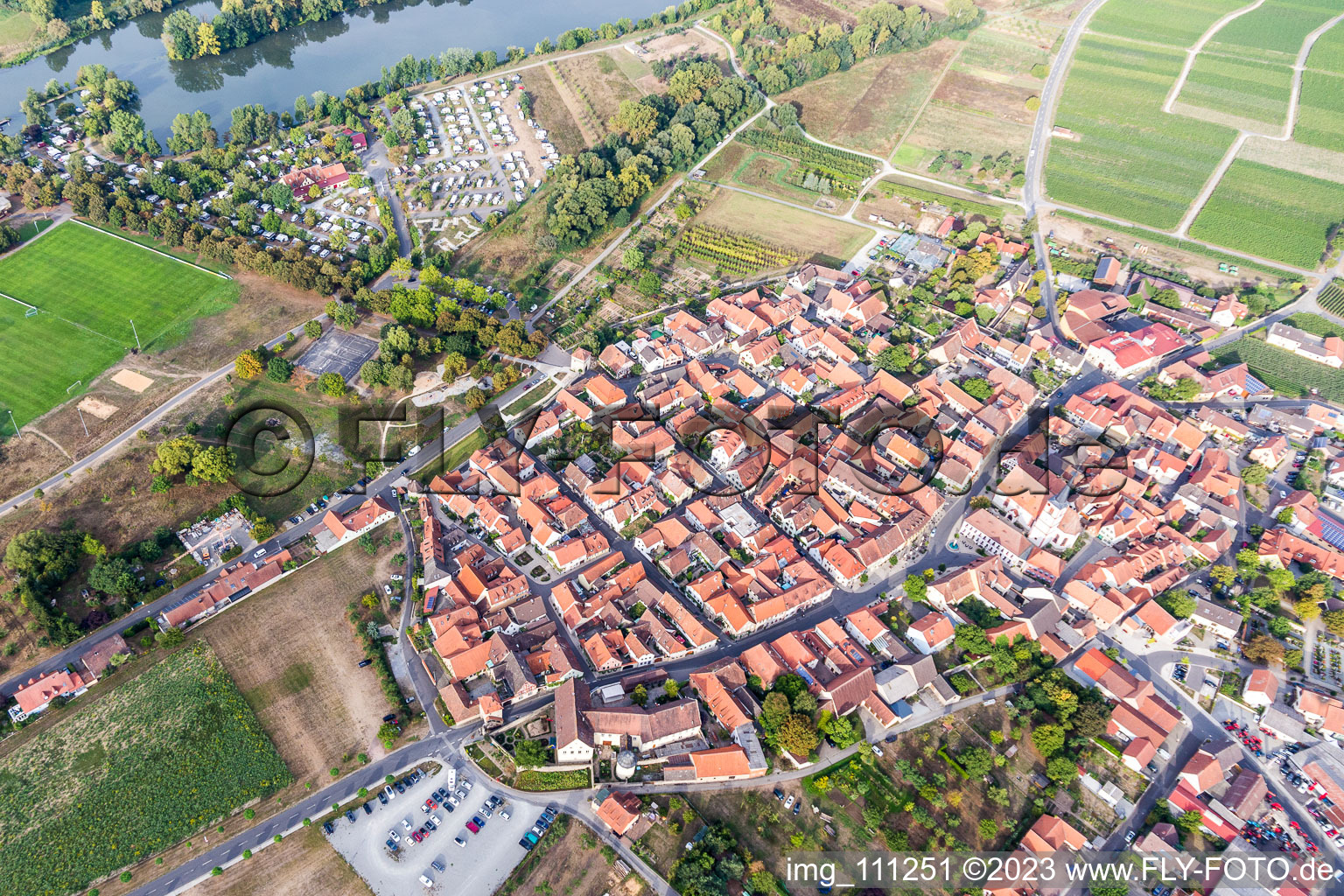 Sommerach im Bundesland Bayern, Deutschland von einer Drohne aus