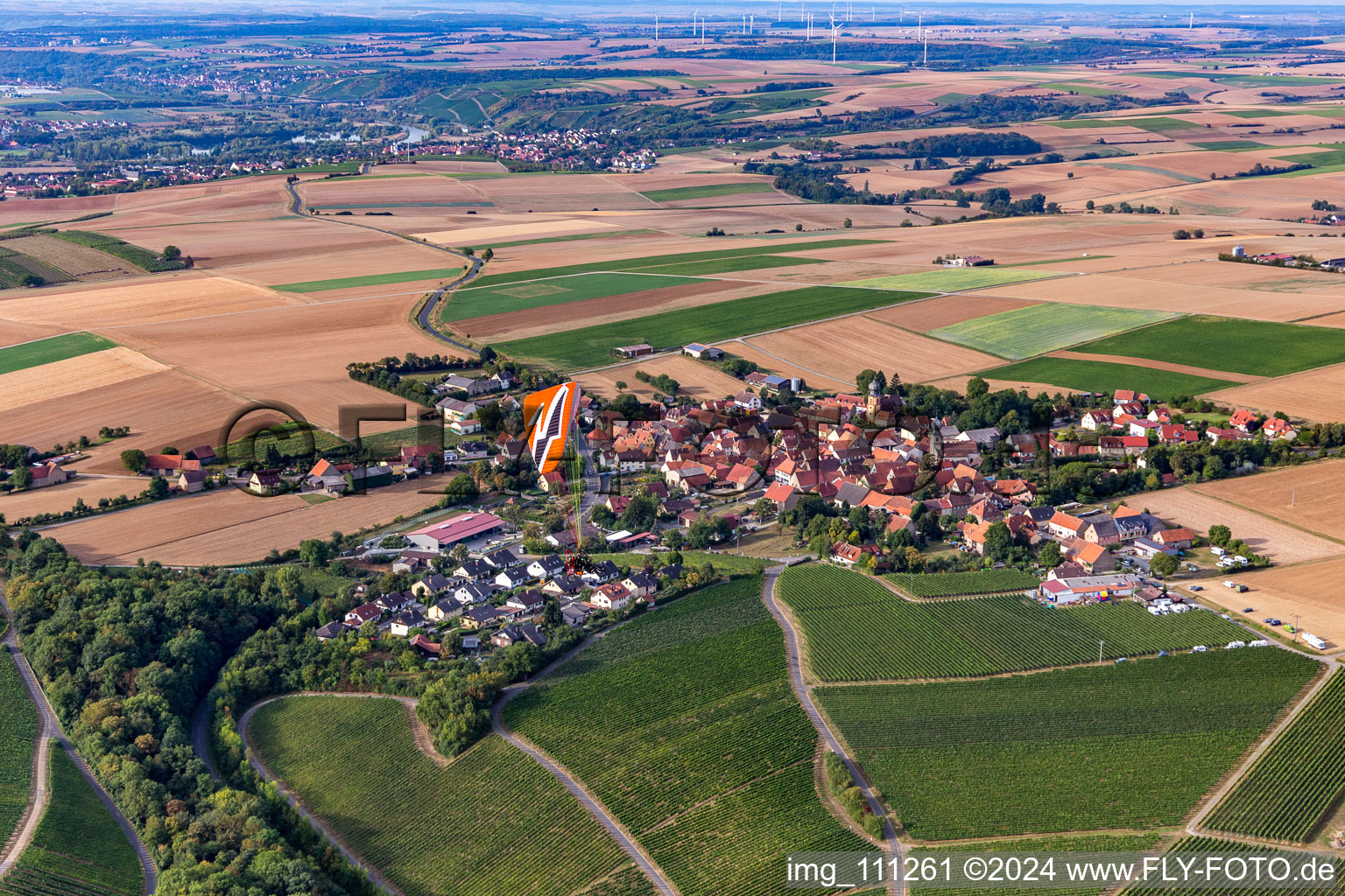 Ortsteil Neuses am Berg in Dettelbach im Bundesland Bayern, Deutschland aus der Luft