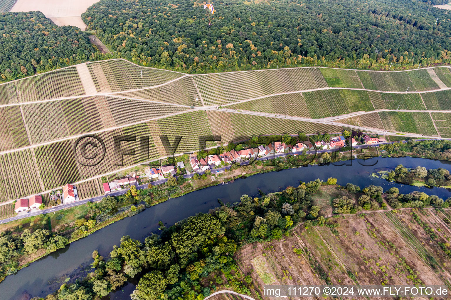 Luftbild von Dorfkern an den Fluß- Uferbereichen des Main in Köhler im Bundesland Bayern, Deutschland