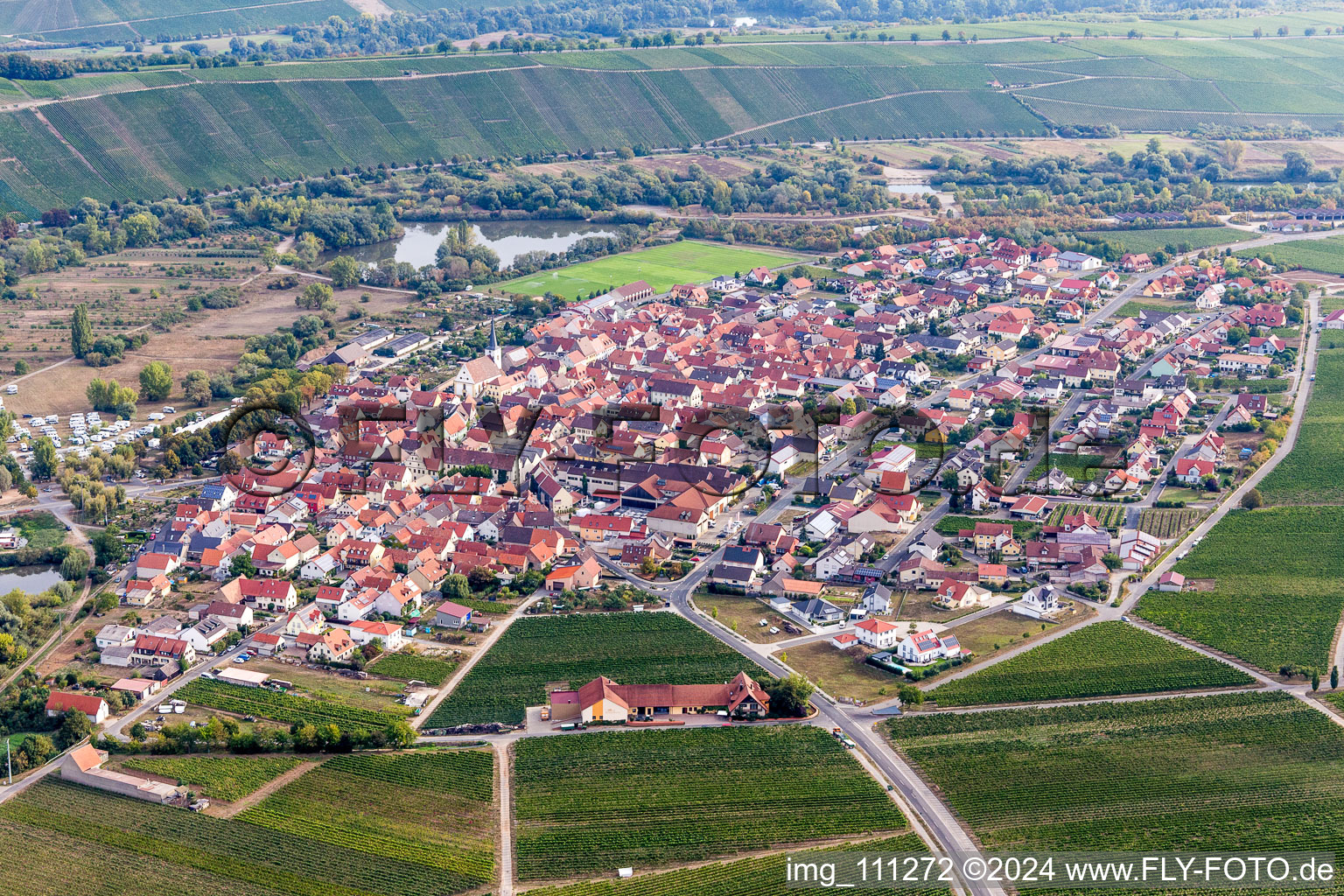 Ortschaft an den Fluss- Uferbereichen in Nordheim am Main im Bundesland Bayern, Deutschland