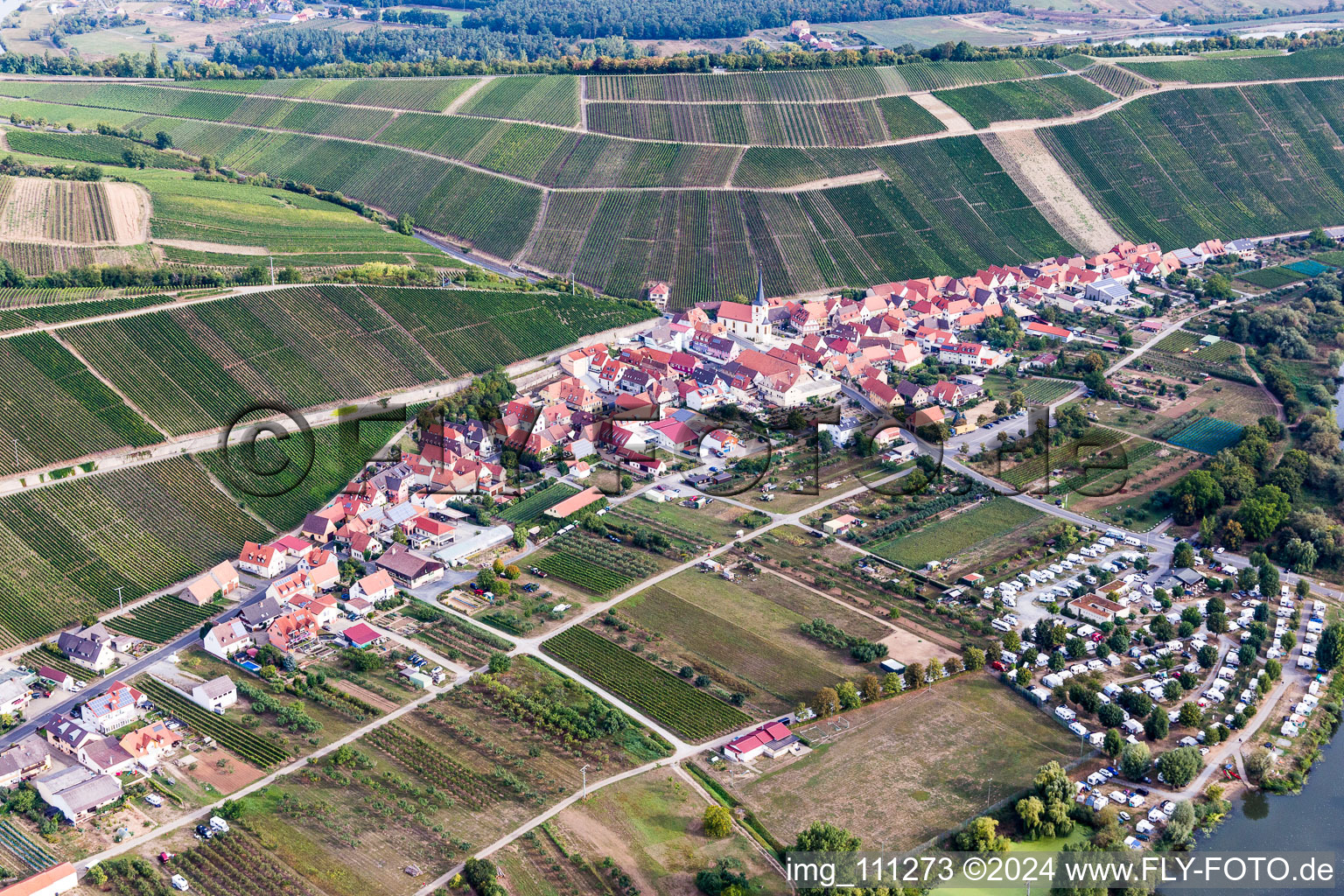 Schrägluftbild von Ortsteil Escherndorf in Volkach im Bundesland Bayern, Deutschland