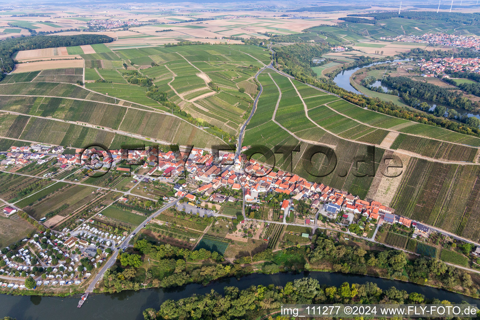Luftbild von Escherndorf an der Mainschleife von Nordheim im Bundesland Bayern, Deutschland