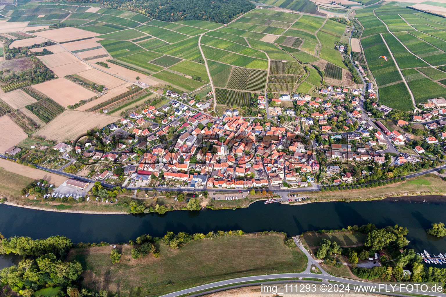 Luftbild von Stadtansicht am Ufer des Flußverlaufes des Main in Obereisenheim im Bundesland Bayern, Deutschland