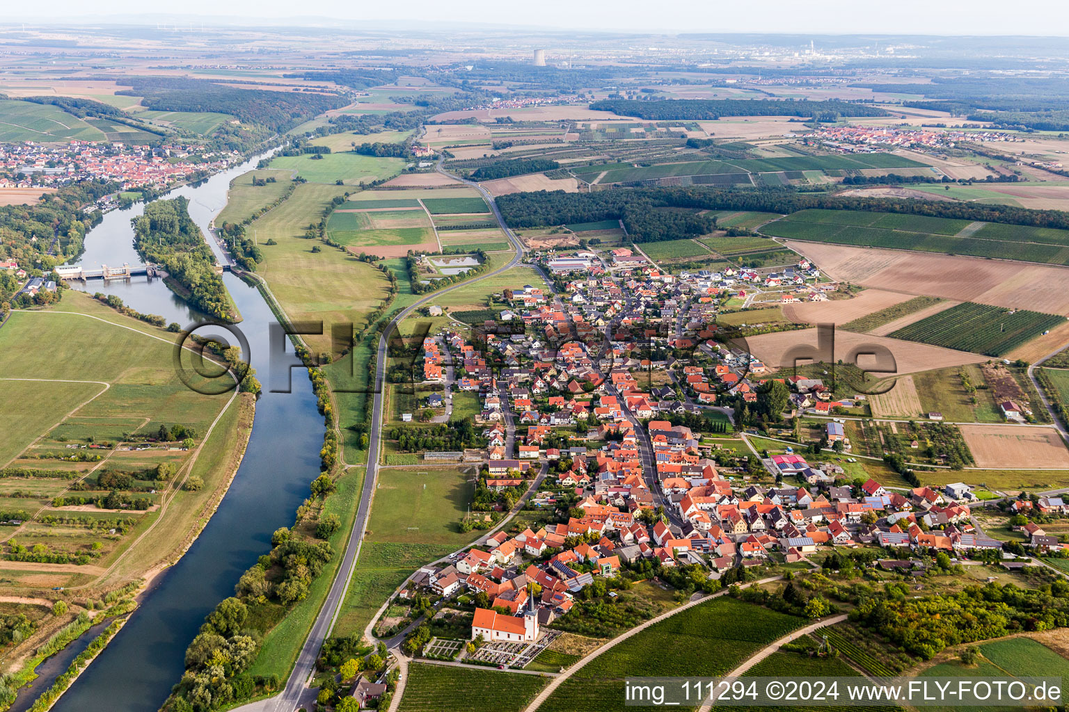 Luftbild von Dorfkern an den Fluß- Uferbereichen des Main in Stammheim im Bundesland Bayern, Deutschland
