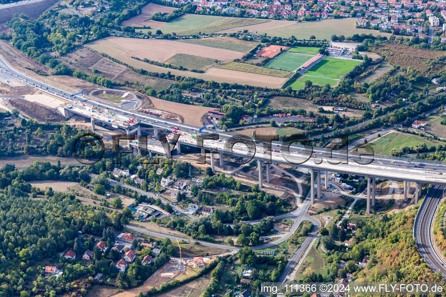Bauarbeiten an der Talbrücke Heidingsfeld und Verlauf der Bundesautobahn A3 im Süden von Würzburg. Die Talbrücke erstreckt sich über ein Tal zwischen dem Nonnenberg und dem Katzenberg im Bundesland Bayern, Deutschland
