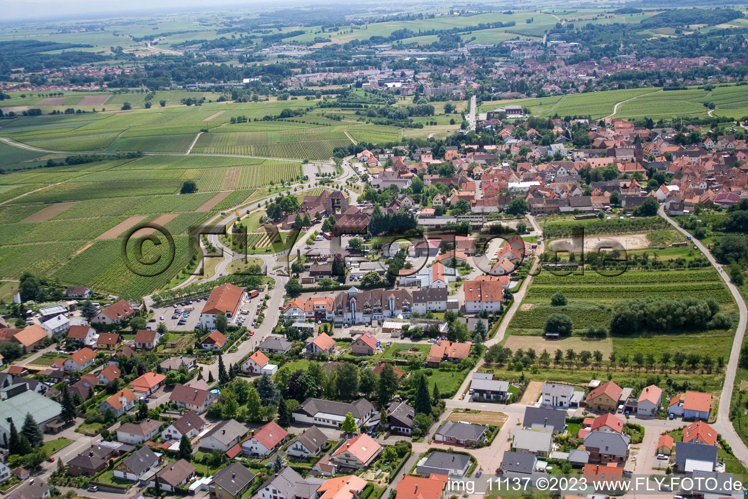 Luftbild von Schweigen-Rechtenbach, Weintor von Norden im Bundesland Rheinland-Pfalz, Deutschland