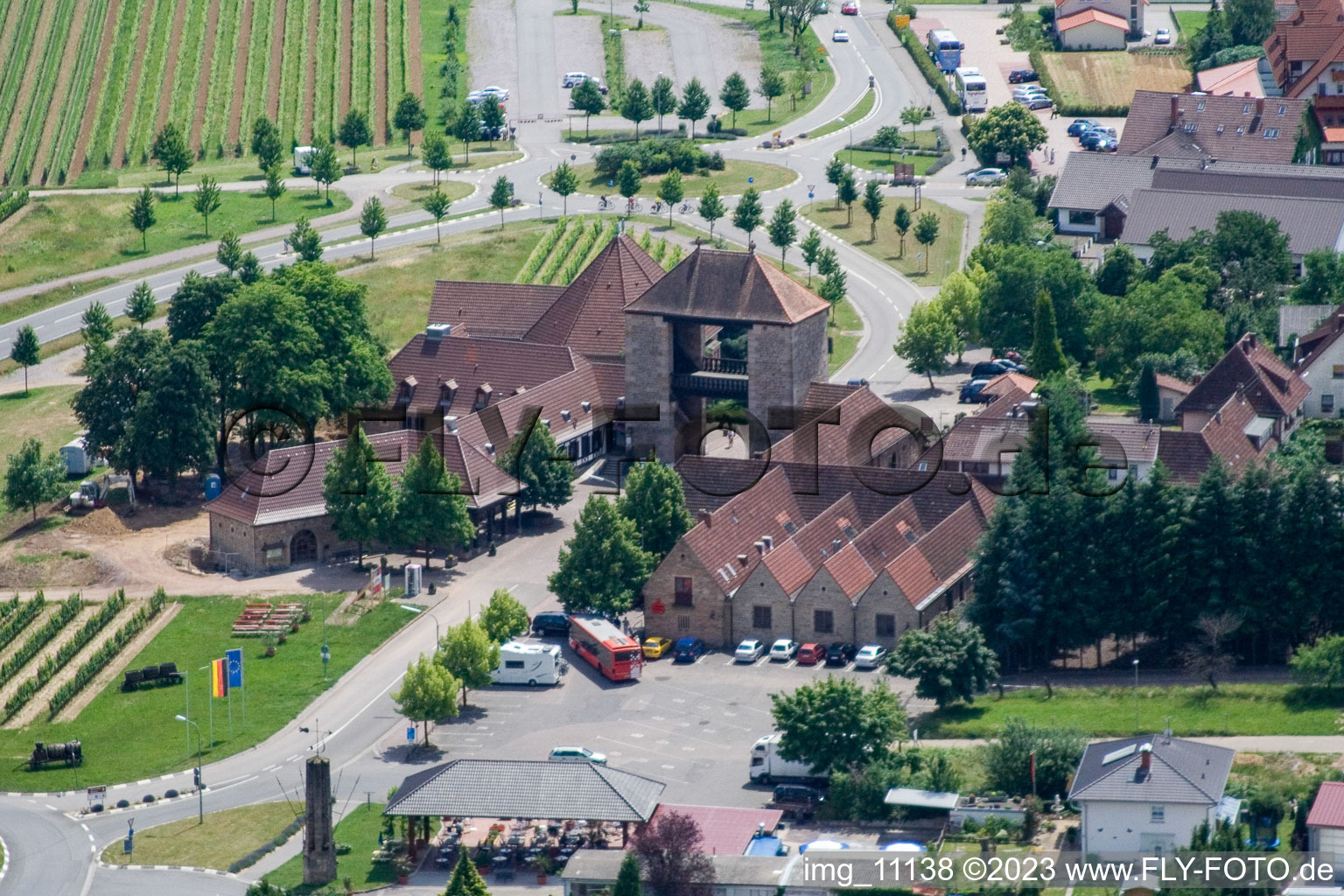 Luftaufnahme von Schweigen-Rechtenbach, Weintor von Norden im Bundesland Rheinland-Pfalz, Deutschland