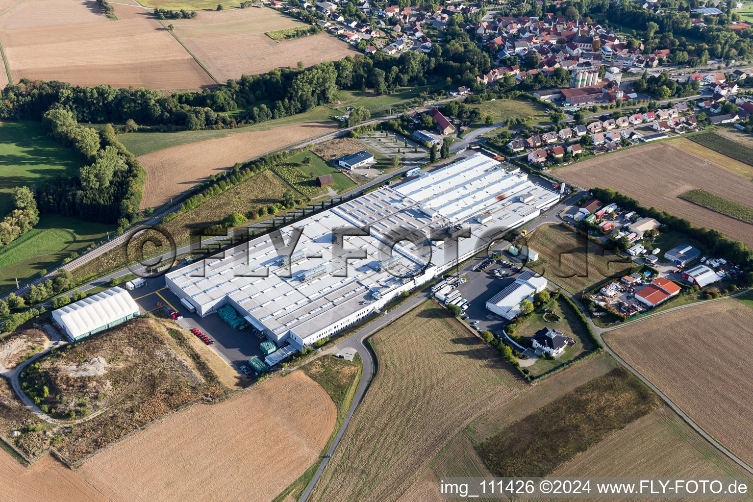 Gebäude und Produktionshallen auf dem Werksgelände der Magna PT B.V. & Co. KG in Rosenberg im Bundesland Baden-Württemberg, Deutschland