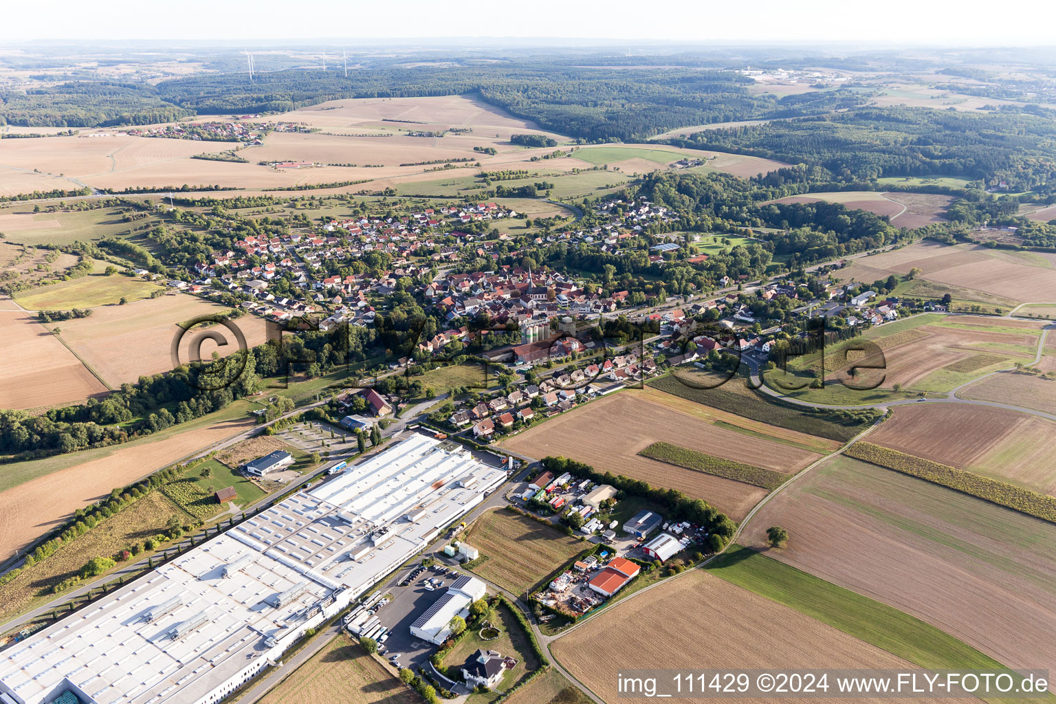Luftbild von Gebäude und Produktionshallen auf dem Werksgelände der Magna PT B.V. & Co. KG in Rosenberg im Bundesland Baden-Württemberg, Deutschland