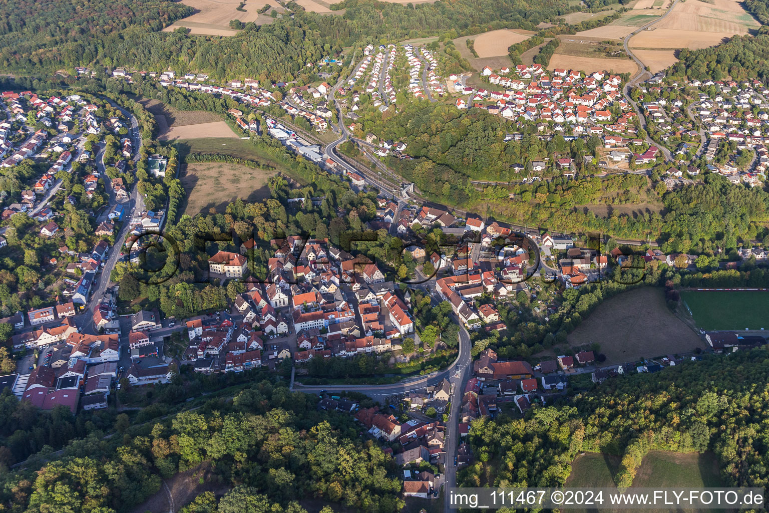 Ortsansicht der Straßen und Häuser der Wohngebiete in Adelsheim im Bundesland Baden-Württemberg, Deutschland