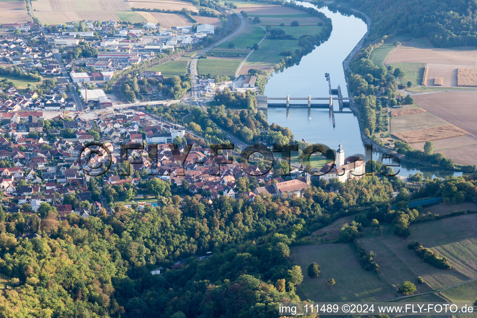 Dorfkern an den Fluß- Uferbereichen des Neckar in Gundelsheim im Bundesland Baden-Württemberg, Deutschland