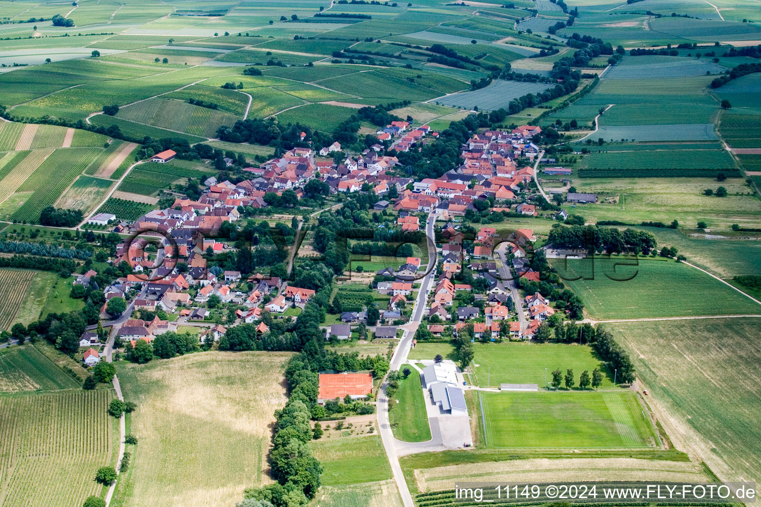 Luftbild von Dorf - Ansicht am Rande von landwirtschaftlichen Feldern und Nutzflächen in Dierbach im Bundesland Rheinland-Pfalz, Deutschland