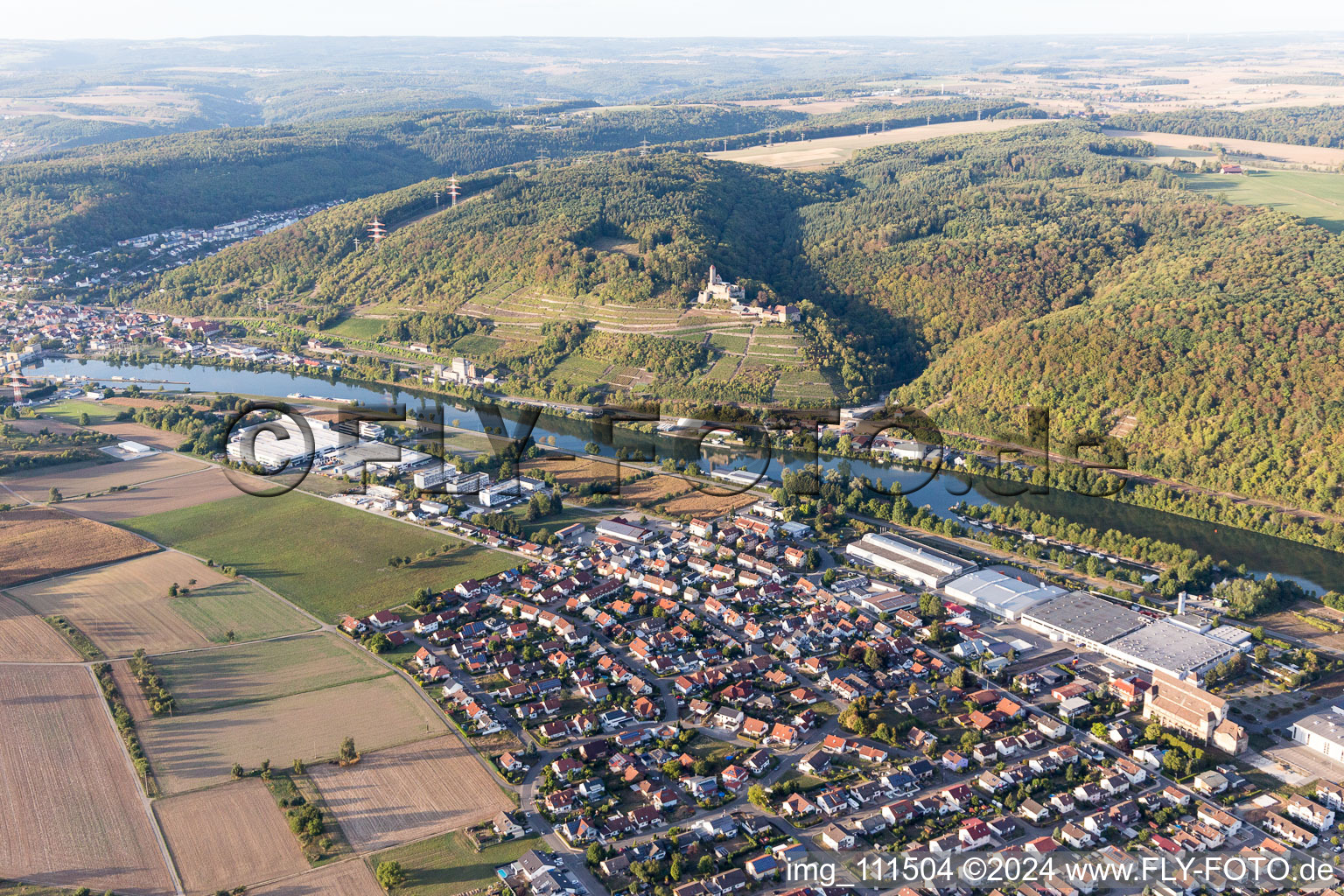 Ortskern am Uferbereich des Neckar - Flußverlaufes in Haßmersheim im Bundesland Baden-Württemberg, Deutschland