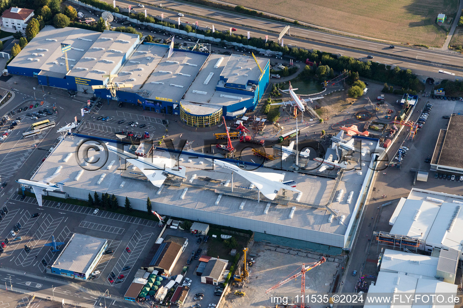 Luftbild von Aussengelände des Auto & Technik MUSEUM SINSHEIM mit Concorde im Ortsteil Steinsfurt in Sinsheim im Bundesland Baden-Württemberg, Deutschland