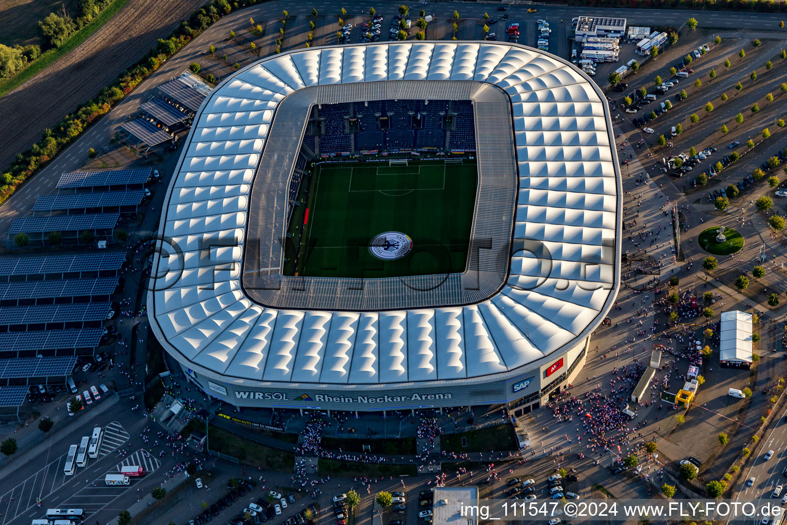 Luftbild von WIRSOL Rhein-Neckar-Arena in Sinsheim vor dem ausverkauften Freundschaftsspiel Peru-Deutschland im Ortsteil Steinsfurt im Bundesland Baden-Württemberg