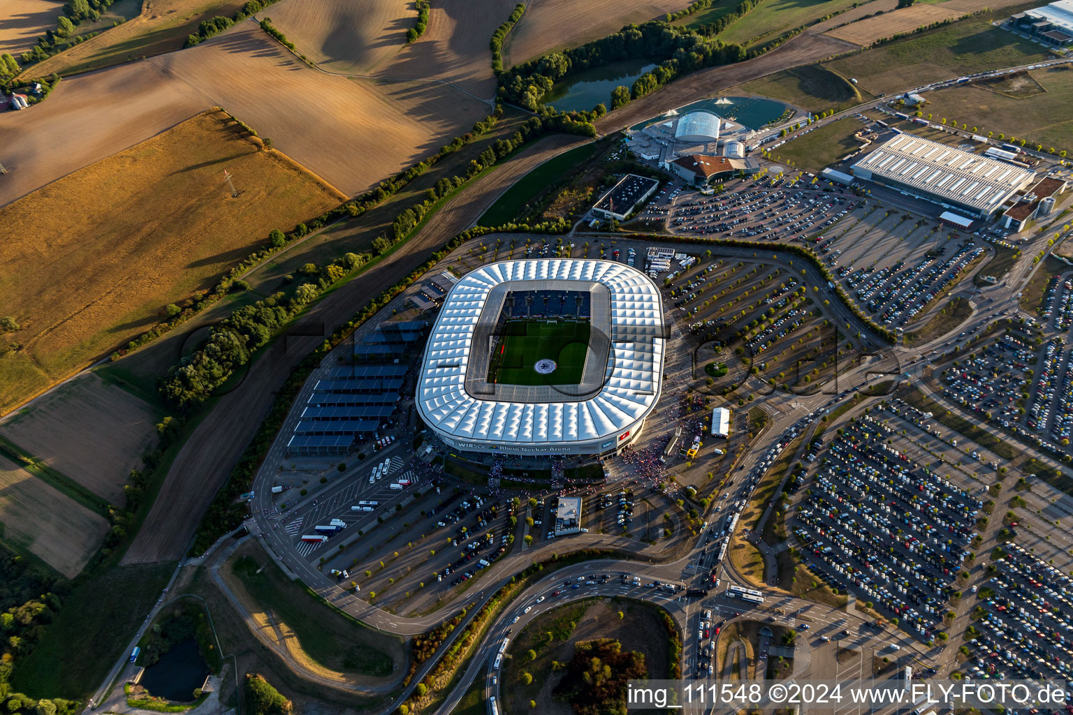 Luftaufnahme von WIRSOL Rhein-Neckar-Arena in Sinsheim vor dem ausverkauften Freundschaftsspiel Peru-Deutschland im Ortsteil Steinsfurt im Bundesland Baden-Württemberg