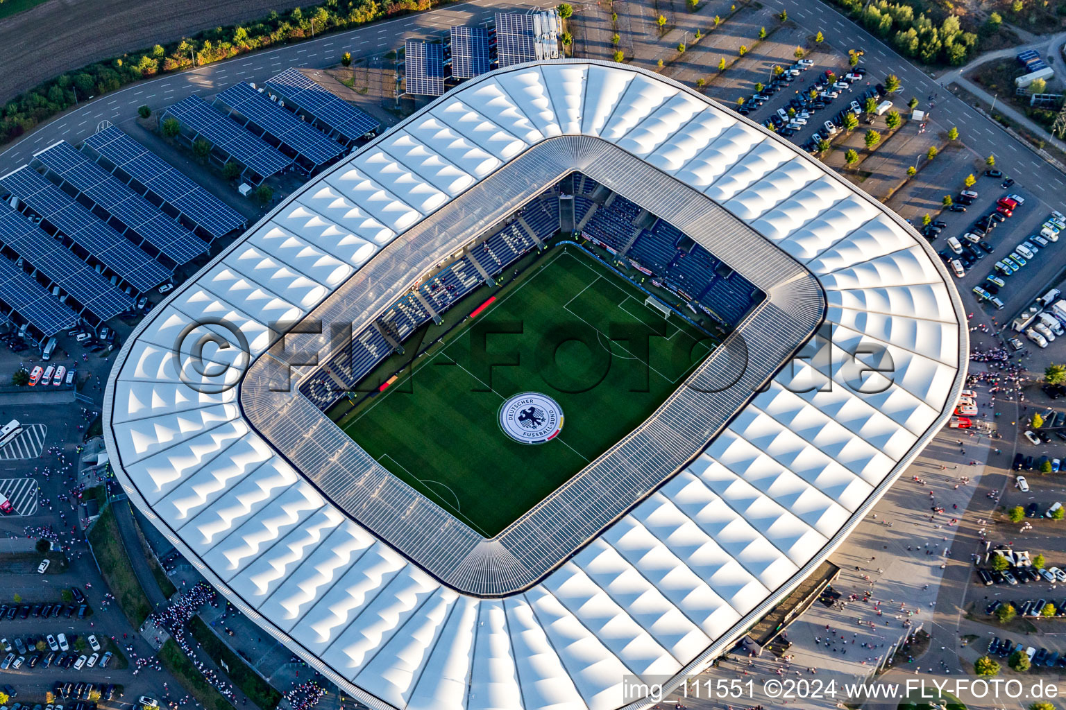 WIRSOL Rhein-Neckar-Arena in Sinsheim vor dem ausverkauften Freundschaftsspiel Peru-Deutschland im Ortsteil Steinsfurt im Bundesland Baden-Württemberg aus der Luft