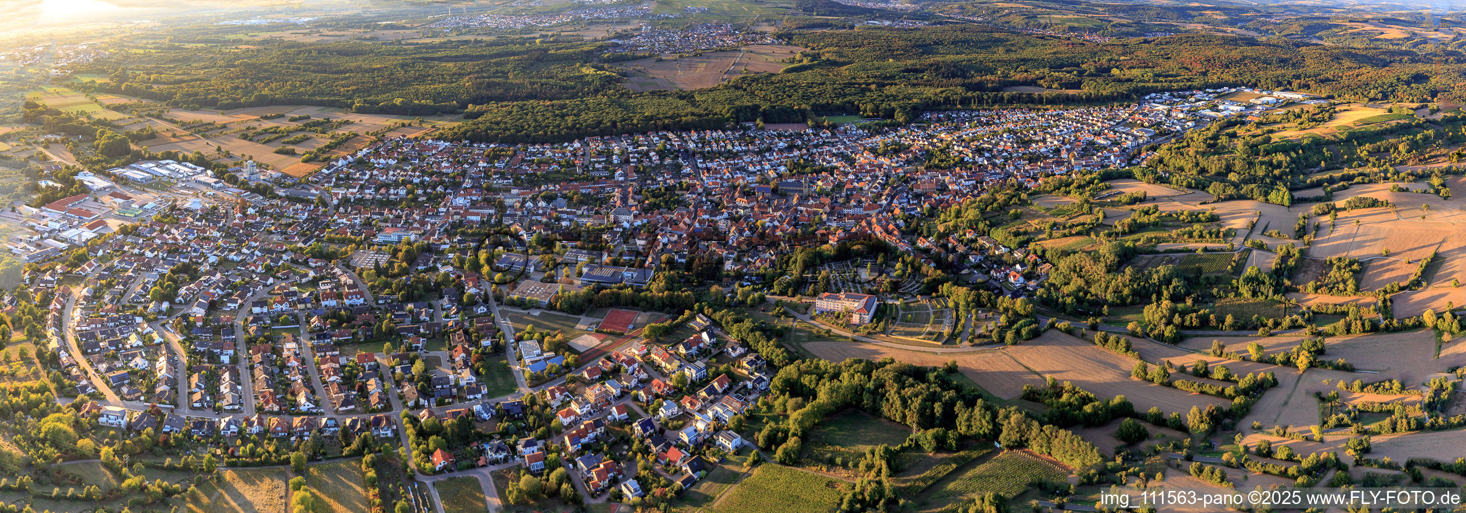 Orts-Panorama aus Südosten in Östringen im Bundesland Baden-Württemberg, Deutschland
