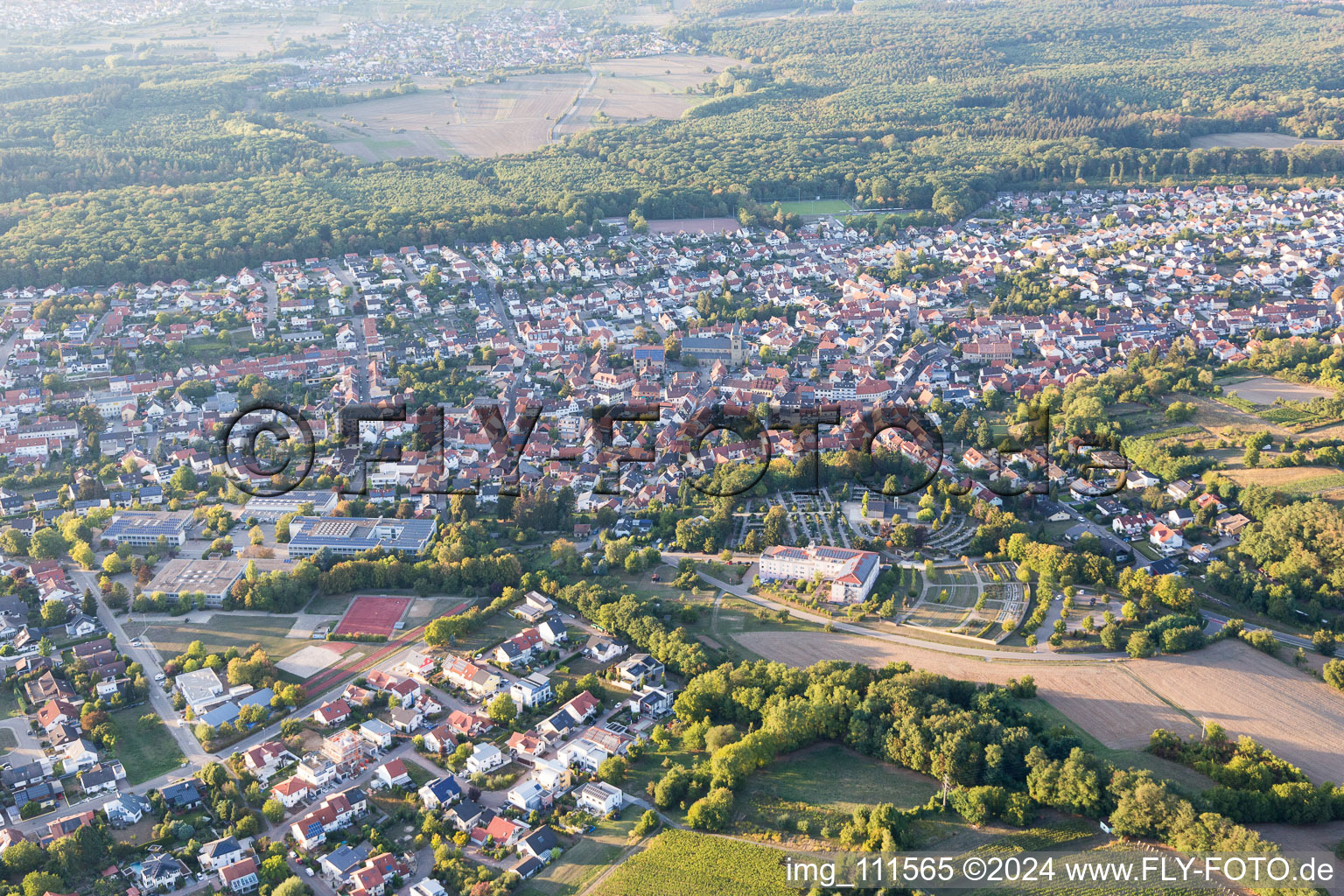 Drohnenaufname von Östringen im Bundesland Baden-Württemberg, Deutschland