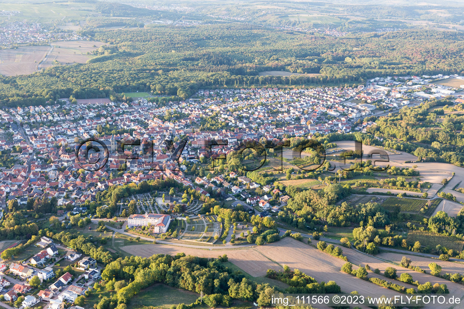 Drohnenaufname von Östringen im Bundesland Baden-Württemberg, Deutschland