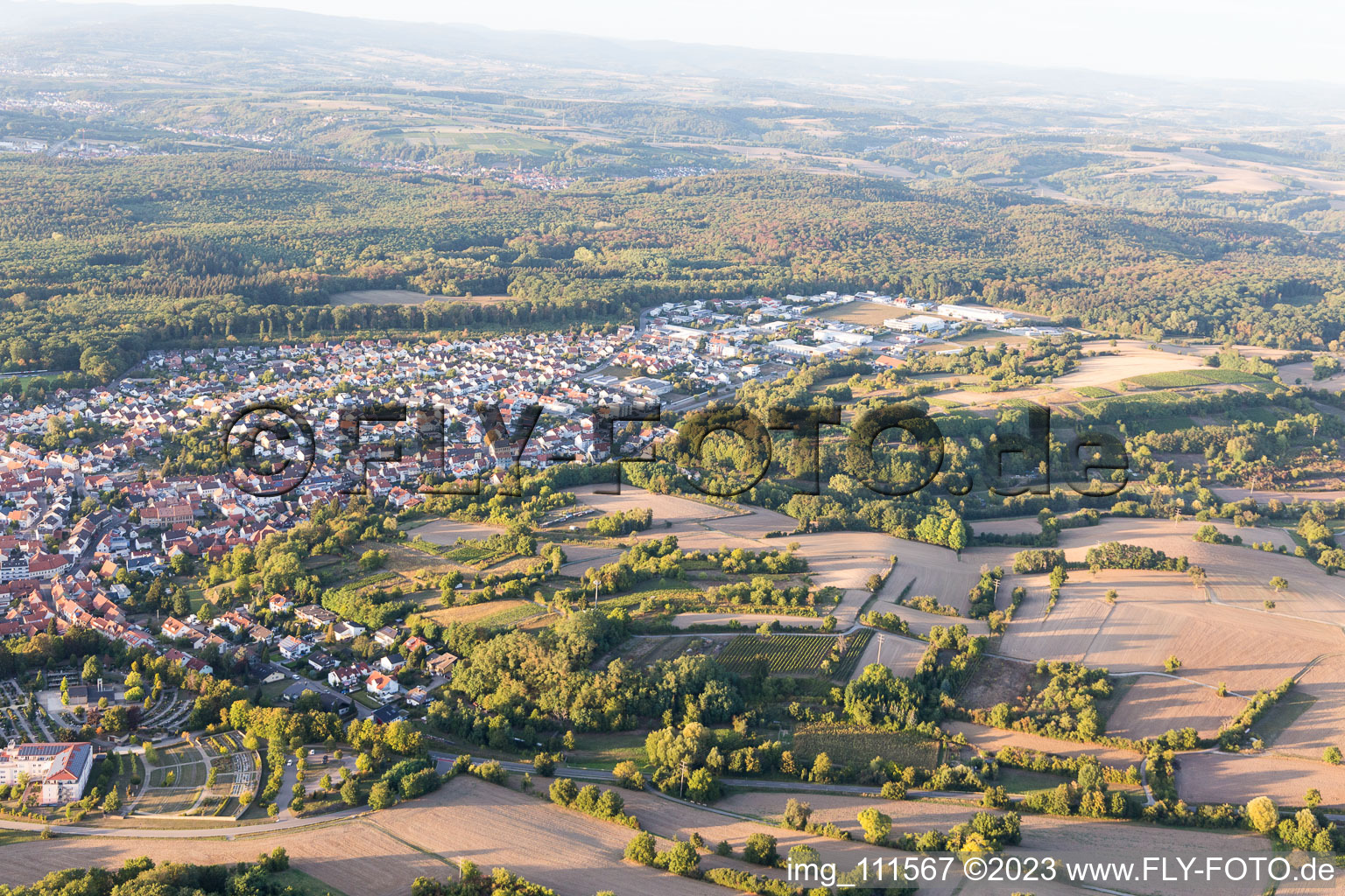 Drohnenbild von Östringen im Bundesland Baden-Württemberg, Deutschland