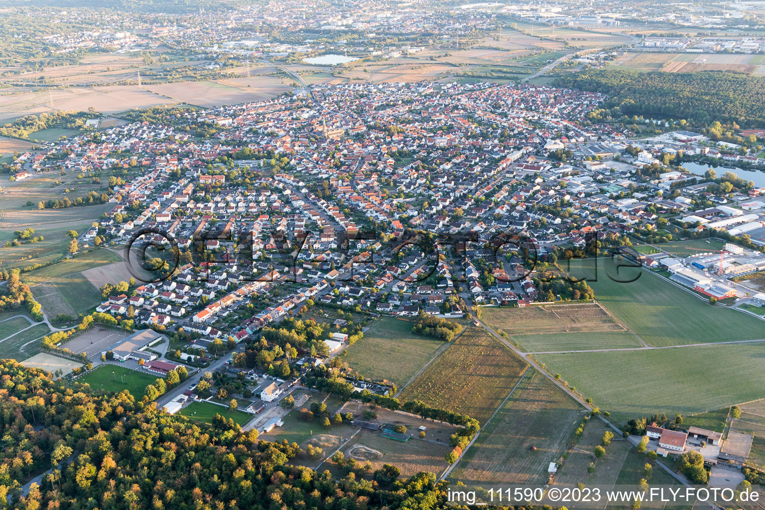 Drohnenbild von Forst im Bundesland Baden-Württemberg, Deutschland