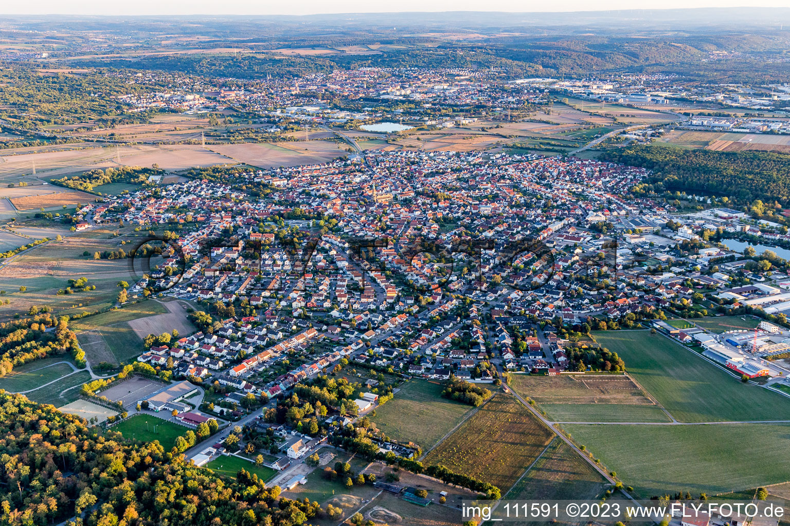 Forst im Bundesland Baden-Württemberg, Deutschland aus der Drohnenperspektive