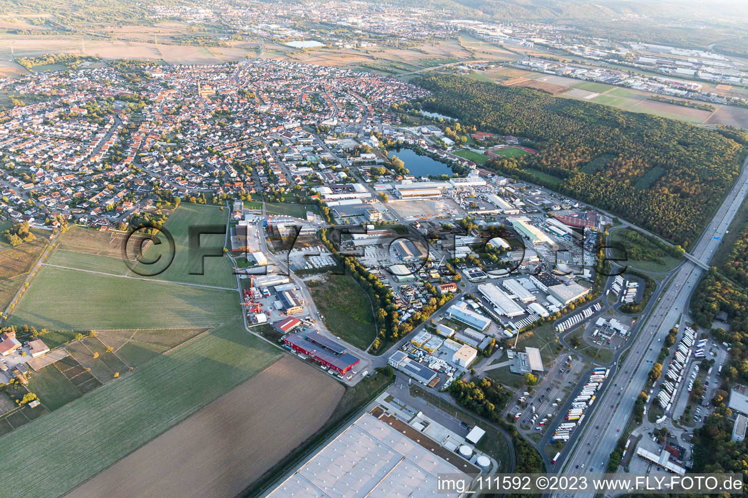 Forst im Bundesland Baden-Württemberg, Deutschland von einer Drohne aus