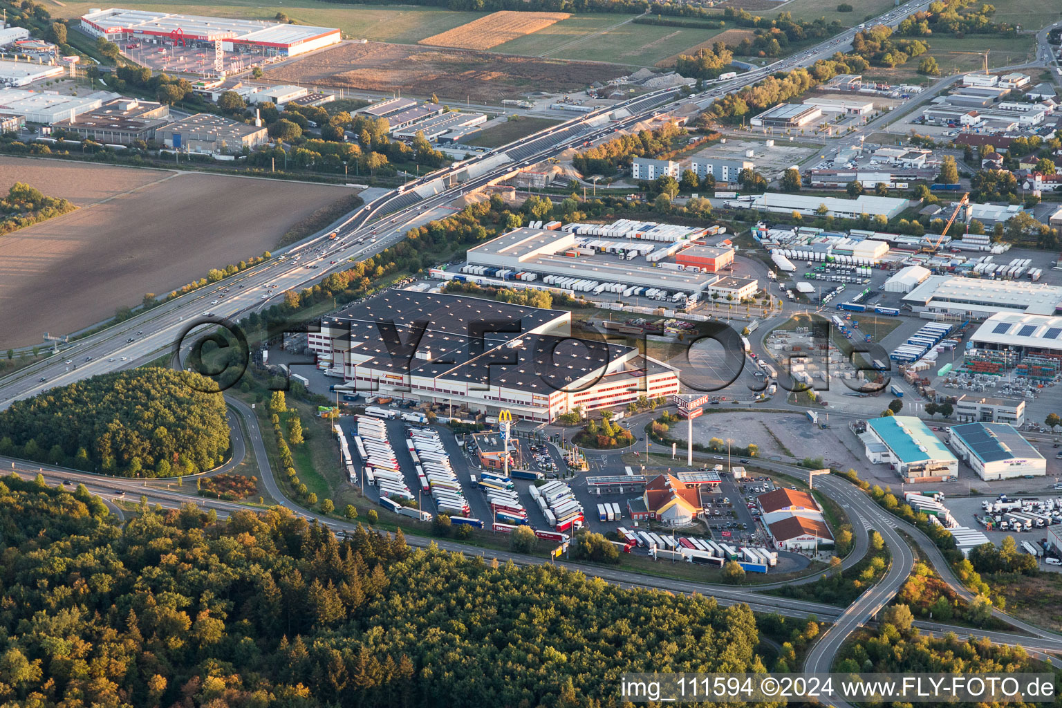 Betonwerk der Schneider Betonfertigteilewerk GmbH in Huttenheim in Philippsburg im Bundesland Baden-Württemberg, Deutschland