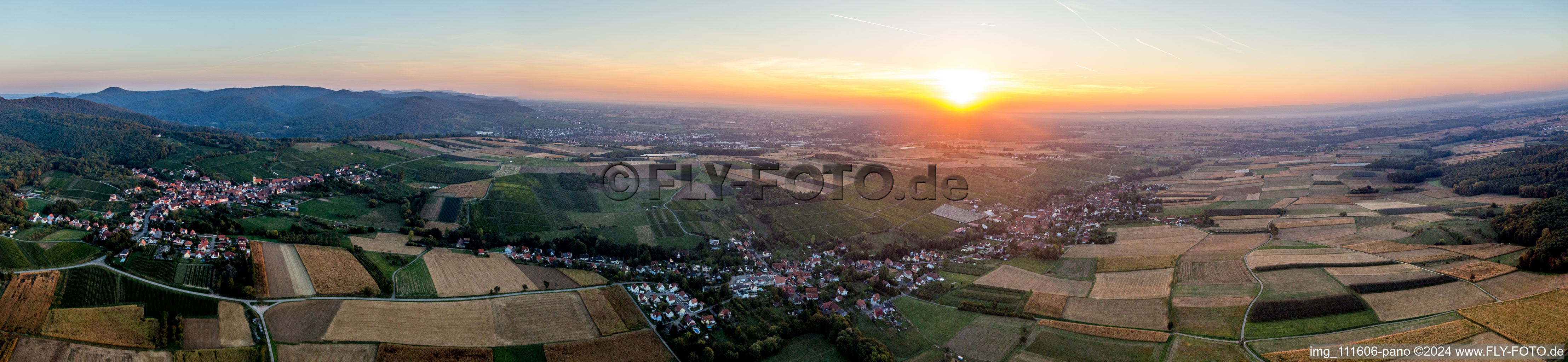 Panorama Perspektive der Dorf - Ansicht bei Sonnenaufgang in Oberhoffen-les-Wissembourg in Grand Est in Oberhoffen-lès-Wissembourg im Bundesland Bas-Rhin, Frankreich