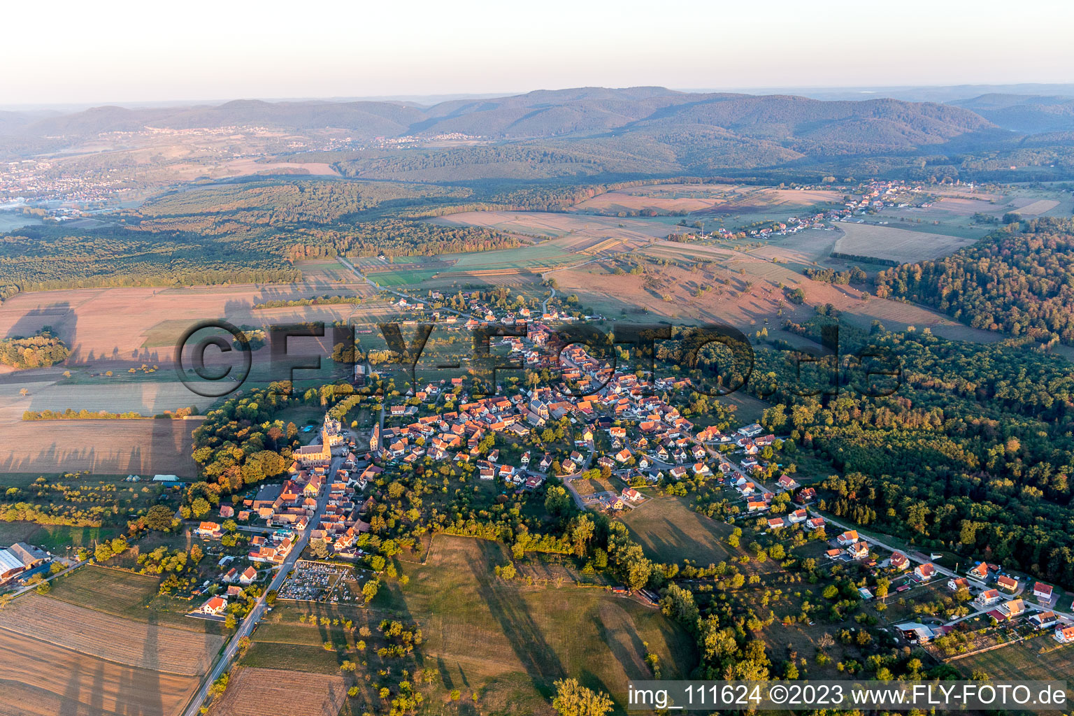 Drohnenbild von Wœrth im Bundesland Bas-Rhin, Frankreich