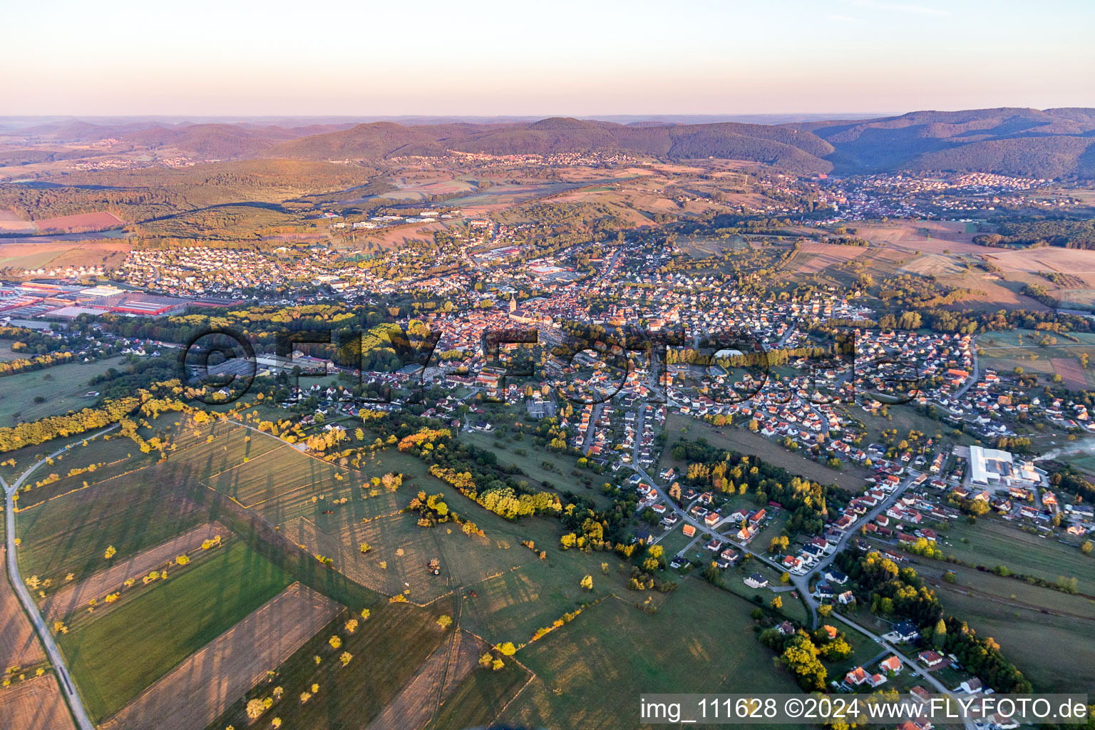 Luftbild von Ortsansicht der Straßen und Häuser der Wohngebiete in Reichshoffen in Grand Est im Bundesland Bas-Rhin, Frankreich