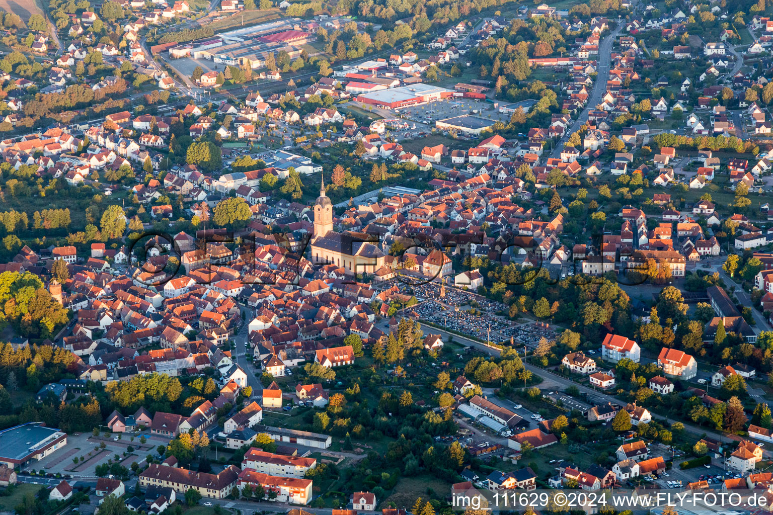Luftaufnahme von Ortsansicht der Straßen und Häuser der Wohngebiete in Reichshoffen in Grand Est im Bundesland Bas-Rhin, Frankreich